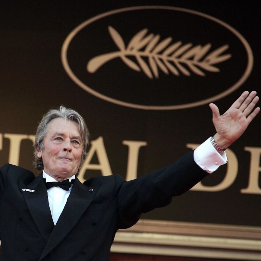 Festival di Cannes, Alain Delon riceve il premio alla carriera