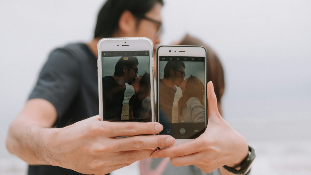 Addio alle Dating App? La Gen Z preferisce l’amore offline