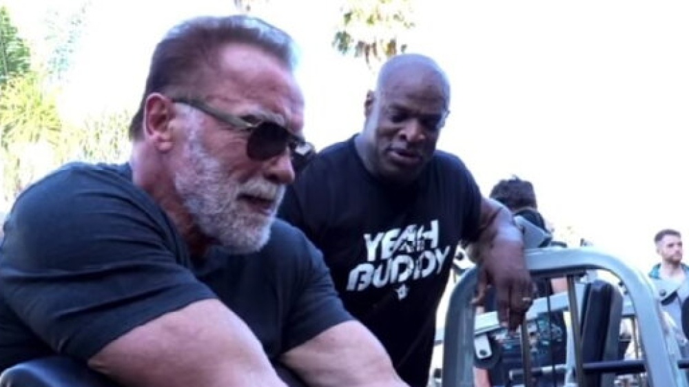 Arnold Schwarzenegger mostra i muscoli, ecco il video virale di Terminator