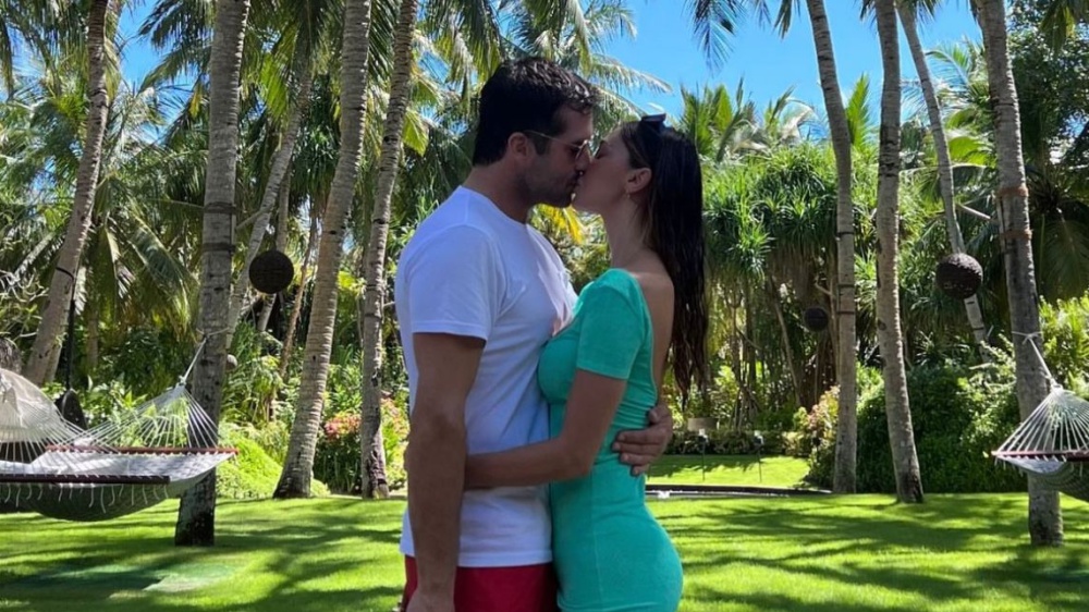 Belen Rodriguez bacia Elio Lorenzoni, fuga romantica alle Maldive