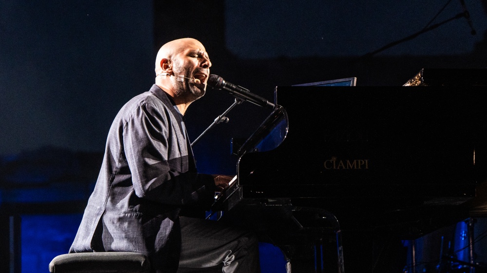 Checco Zalone torna in scena con “L’ultimo giorno di patriarcato”, la canzone e il videoclip disponibili nel giorno della Festa della Donna