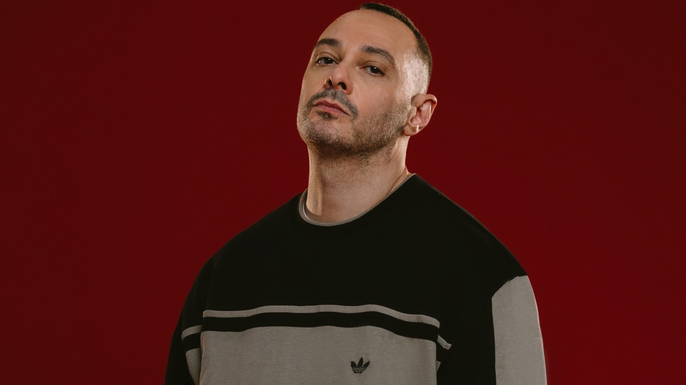 Fabri Fibra su Radio Zeta: “Non credo che la musica risolva i problemi, ma se hai problemi scrivi”. L'artista lancia anche Nuova Scena 3
