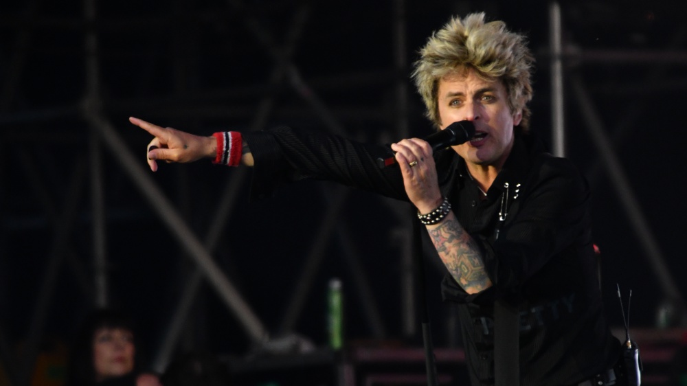 Fan suona "Wonderwall" sul palco dei Green Day. Billie Joe lo caccia: "Canzone sbagliata!"