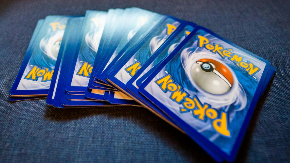 Il Gioco di Carte Collezionabili Pokémon cresce, nuove espansioni di Scarlatto e Violetto in arrivo: da “Evoluzioni Prismatiche” ad “Avventure Insieme”