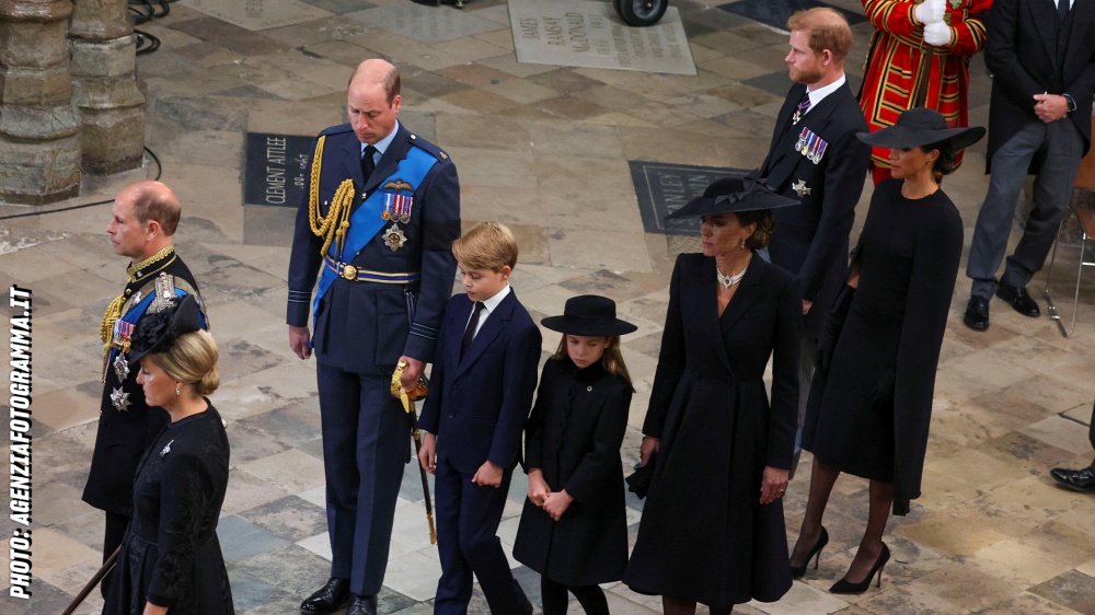 L'ultimo viaggio di Elisabetta II, due minuti di silenzio e l'inno "God save the King" chiudono il funerale