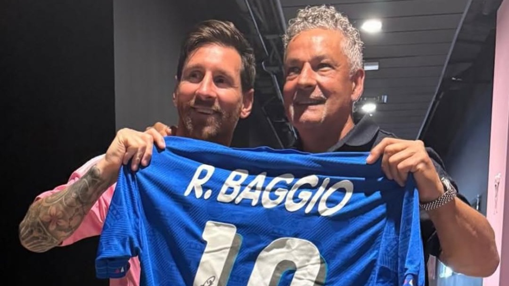 L’abbraccio delle leggende: Baggio e Messi, la maglia che unisce due epoche