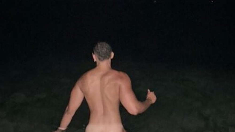Mahmood fa il bagno nudo di notte, foto virale sui social