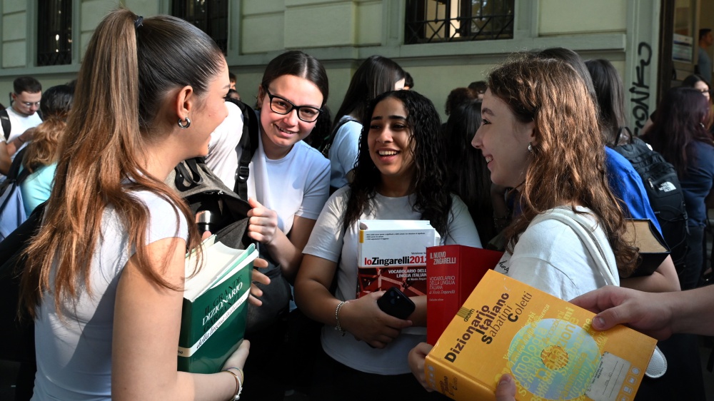 Maturità 2025: gli studenti impegnati con la seconda prova. Ma quali preferenze nella prima di italiano