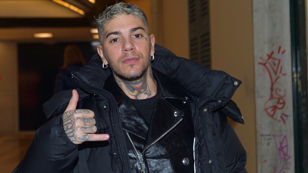 Sanremo 2025, Emis Killa sceglie di ritirarsi dal Festival. Sarebbe indagato nell’inchiesta delle due curve del tifo di Milano