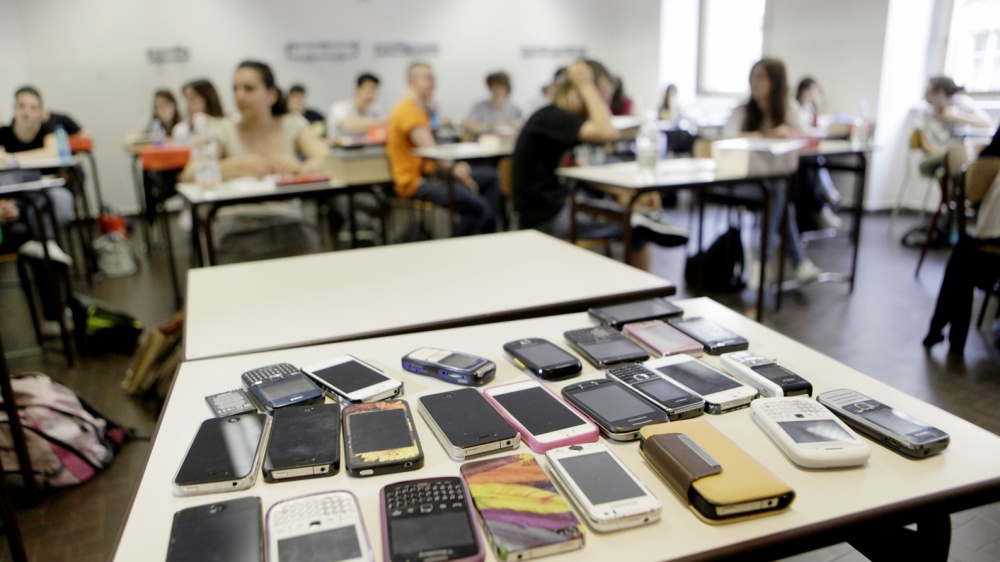 Scuola, il ministro Valditara annuncia una nuova stretta agli smartphone