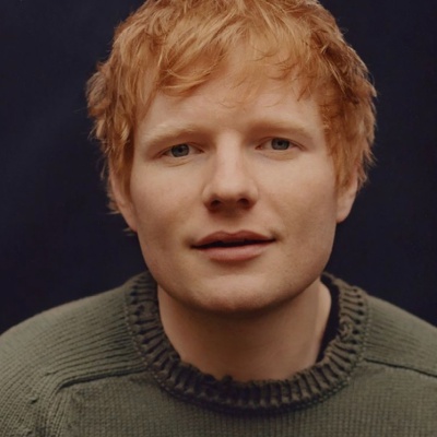 Ed Sheeran affitta il museo del Louvre per fare una sorpresa a suo padre John