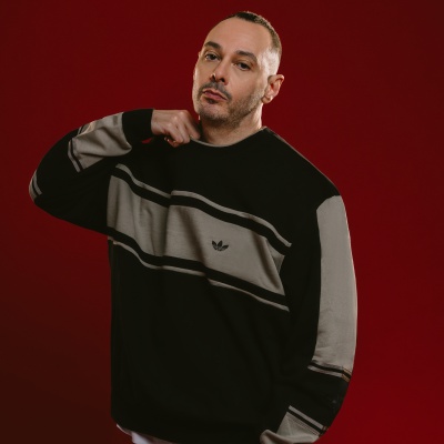 Fabri Fibra su Radio Zeta: “Non credo che la musica risolva i problemi, ma se hai problemi scrivi”. L'artista lancia anche Nuova Scena 3