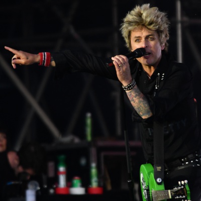 Fan suona "Wonderwall" sul palco dei Green Day. Billie Joe lo caccia: "Canzone sbagliata!"