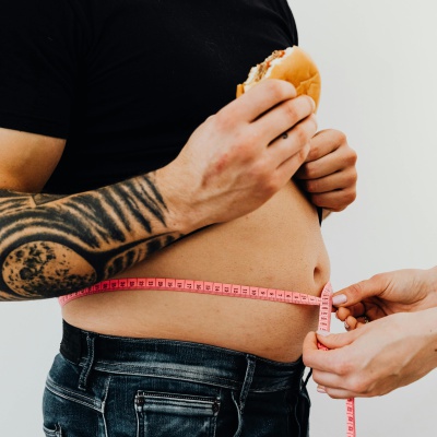 Matrimonio e girovita, esiste una correlazione? Rischio obesità pericolo concreto soprattutto per gli uomini