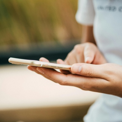 Notifiche sullo smartphone, quanto ci distraggono? Gli italiani le controllano fino a 80 volte all’ora
