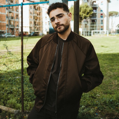 Rocco Hunt su Radio Zeta racconta il nuovo album “Ragazzo di giù” e ricorda le date del suo tour