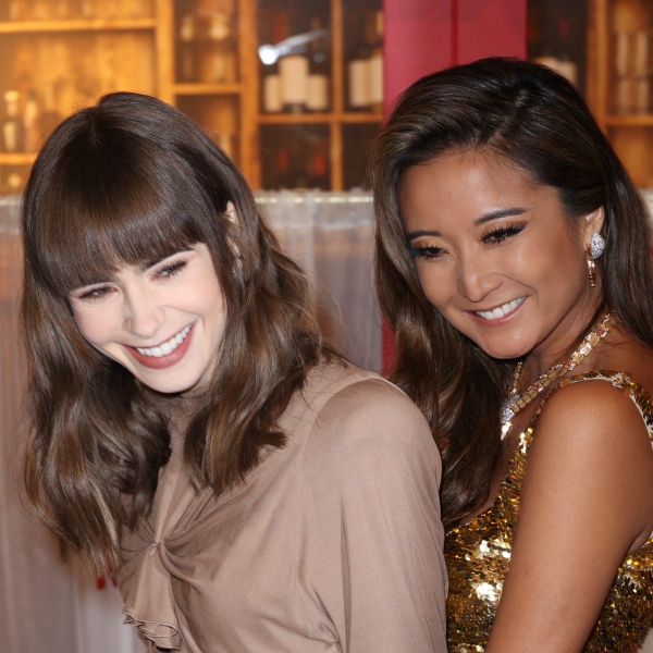 Lily collins saluta parigi e bacia la tour eiffel radio zeta